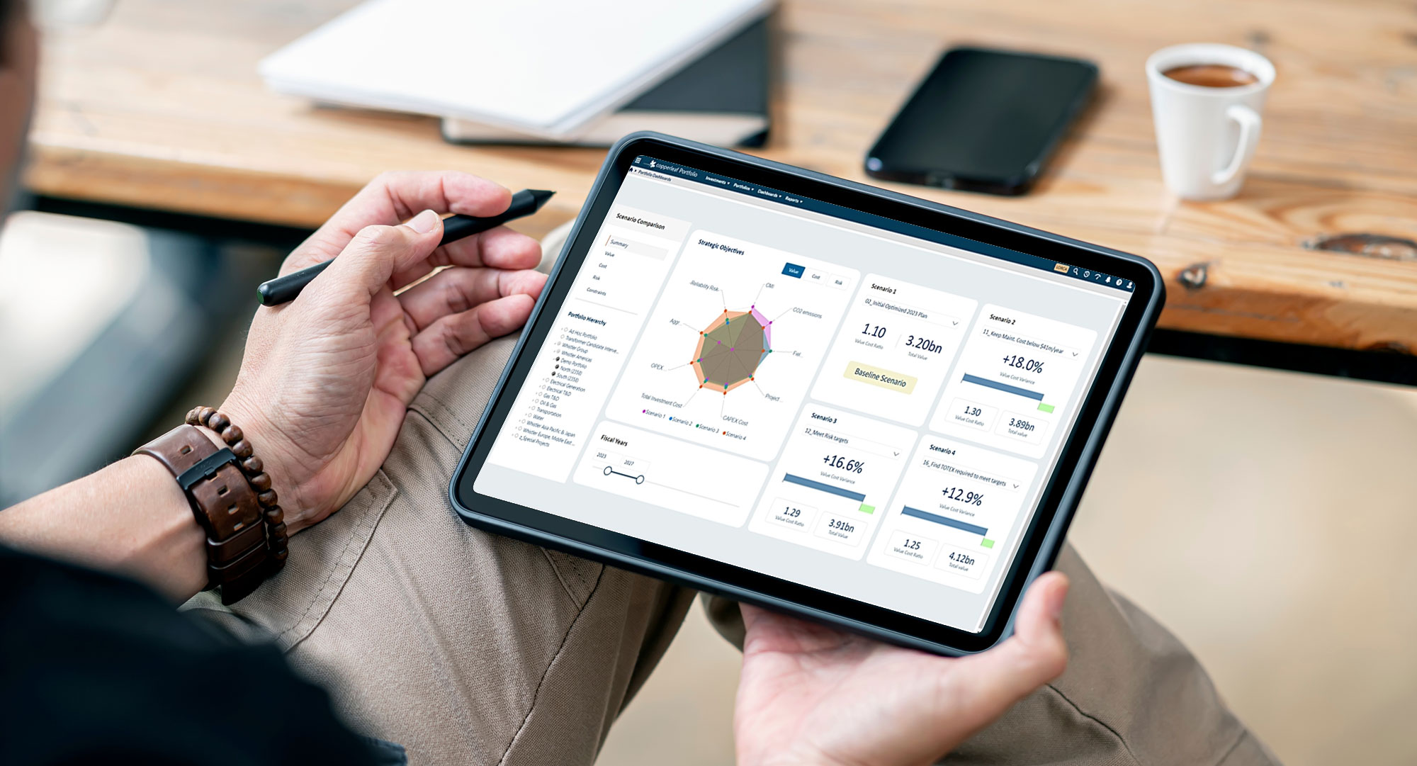 Moderne Kläranlage von oben, bei Sonnenuntergang