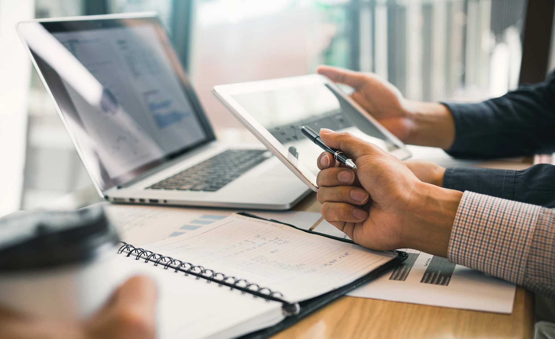 Closeup eines Monitors mit vielen Statistiken und Auswertungen