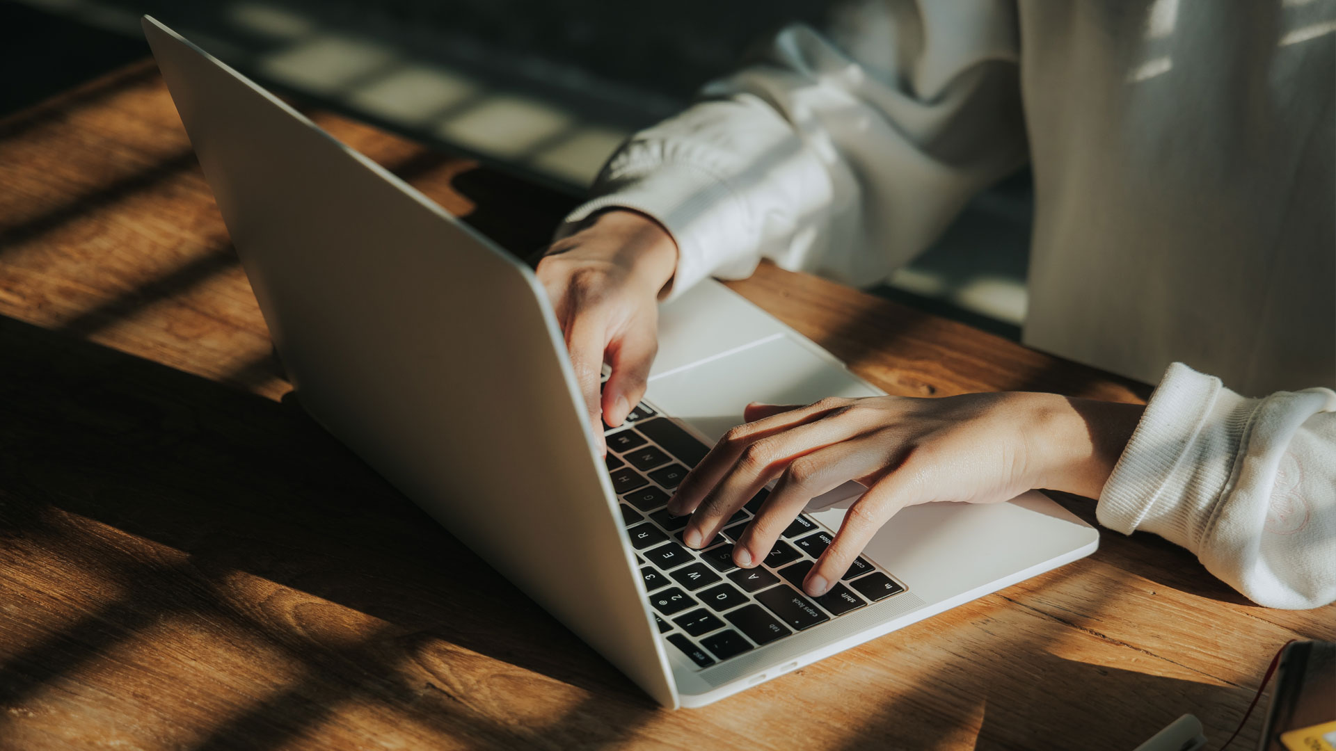 Frau Sitz am Laptop und verfasst eine E-Mail