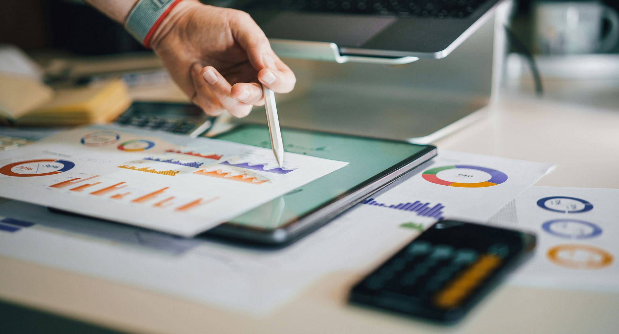 Closeup eines Tablets mit Graphicen und Statistiken