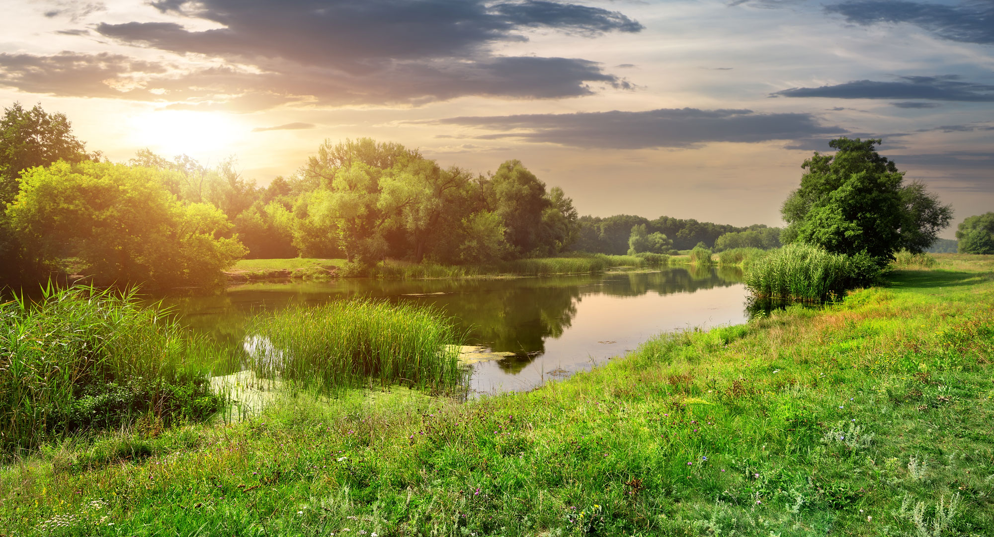 Ruhiger Fluss bei Abenddämmerung